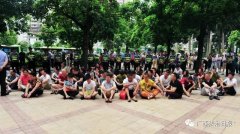 <b>兴的法律人员冲上一栋楼房的8楼</b>